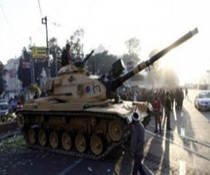   مصر اليوم - شهود عيان لـ مصر اليوم : الجيش ينشر مدرعاته للفصل بين مؤيدي ومعارضي مرسي