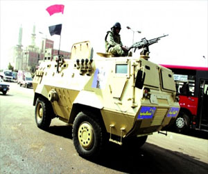   مصر اليوم - مدرعات الجيش تنتشر في الأقصر وسط هتافات المتظاهرين