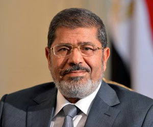   مصر اليوم - الحرس الجمهوري ينقل مرسي لمكان سري ويتحفظ على جميع العاملين بمؤسسة الرئاسة المصرية