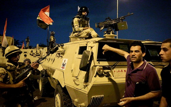   مصر اليوم - الجيش يعزل مرسي وأنصاره يخشون العودة للسجون بعد رحيله