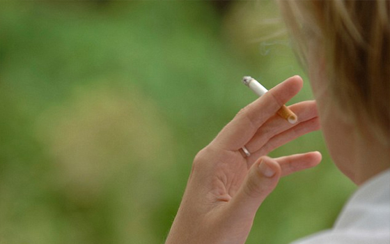 مصر اليوم - باحثون يبتكرون علبًا ناطقة للسجائر تحذر من المخاطر وتشجع على الإقلاع