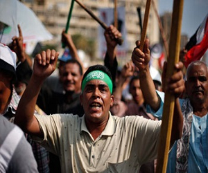 مصر اليوم - الإخوان المسلمون ينظمون وقفة احتجاجًا على عزل مرسي في أسوان