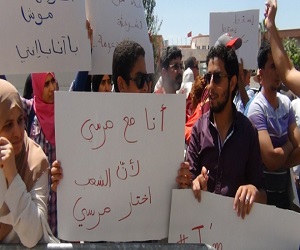   مصر اليوم - أنصار النهضة يحتجون أمام السفارة المصرية ضد عزل مرسي