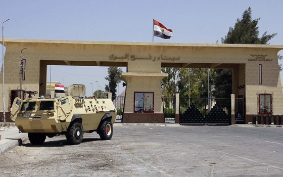   مصر اليوم - الغزيون يتابعون بقلق تطورات أوضاع مصر عقب عزل الجيش  لـمرسي