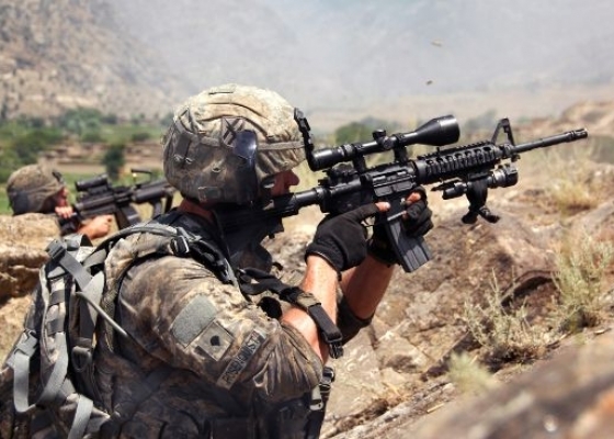 مصر اليوم - مقتل جندي من إيساف غرب أفغانستان