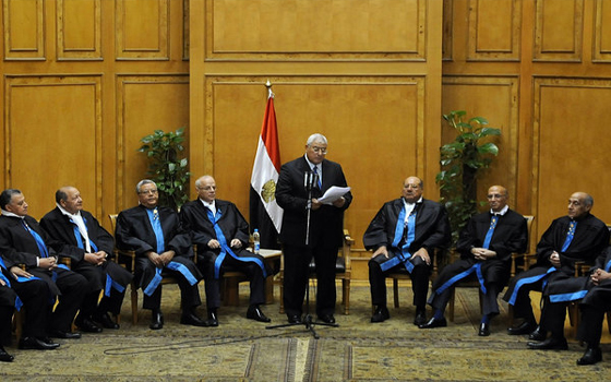   مصر اليوم - عدلي منصور يؤدي اليمين أمام المحكمة الدستورية واحتجاز مرسي في مكان مجهول