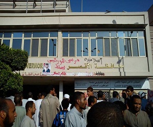   مصر اليوم - صور الرئيس مرسي فوق مبنى محافظة الأقصر