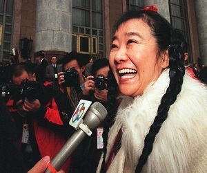   مصر اليوم - محتال صيني زور وصية مليارديرة من هونغ كونغ ينتهي وراء القضبان