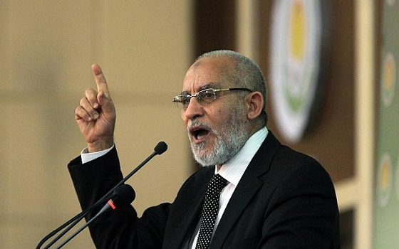   مصر اليوم - مرشد جماعة الإخوان يظهر في محيط رابعة العدوية وينفي اعتقاله أو هروبه خارج البلد