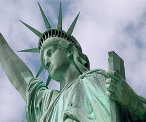   مصر اليوم - تمثال الحرية يفتح أبوابه للسائحين تزامنًا مع العيد الوطني الأميركي