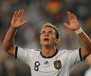   مصر اليوم - بايرن يوقع غرامة مالية على جوتزه وجوميز وكيرشوف بسبب العلامة التجارية