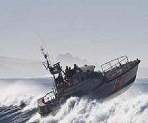   مصر اليوم - إنقاذ 12 سائحًا من الغرق في الغردقة