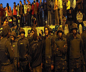   مصر اليوم - متظاهرو الحرس الجمهوري يقيمون سورًا بالطوب وأحواض زرع