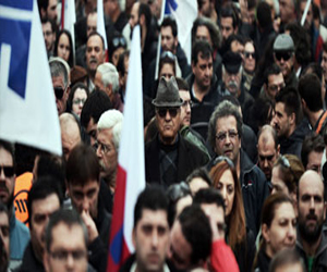   مصر اليوم - الاعتداء على عمدة أثينا خلال الاحتجاجات على شطب الوظائف