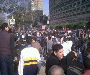   مصر اليوم - أنصار مرسي يغلقون الطريق أمام ديوان محافظة البحر الأحمر