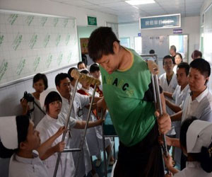   مصر اليوم - الرجل الأطول في آسيا يدخل المستشفى في الصين