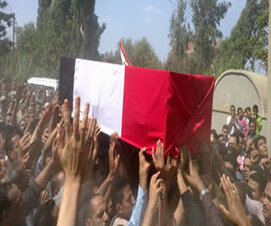   مصر اليوم - الأخوان في الإسكندرية يشيعون جثمان أحد  ضحايا الحرس الجمهوري