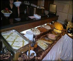 مصر اليوم - تباين أسعار خدمات المطاعم خلال رمضان