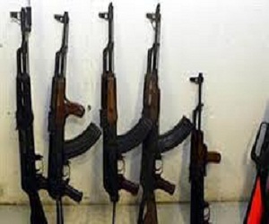   مصر اليوم - ضبط سلاحٍ آليّ وذخيرة مع 3 أشخاص في البحر الأحمر