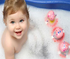 مصر اليوم - كيف تحممي طفلكِ الصغير