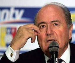   مصر اليوم - بلاتر :اقامة النهائيات في الصيف مستحيلة