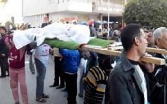   مصر اليوم - معتصمو العدوية ينظمون مسيرة بالنعوش الرمزيّة إلى الاتحادية وسط تشديد أمنيّ