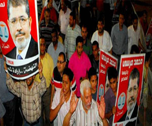   مصر اليوم - الأخوان في الإسكندرية ينظمون مسيرات ليلية تأييدًا لمرسي