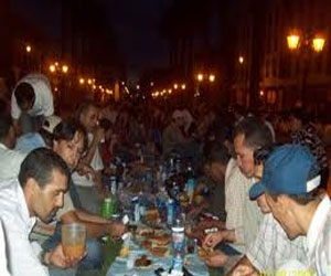   مصر اليوم - إفطار جماعي لنشطاء الإسكندرية في ميدان سيدي جابر الجمعة