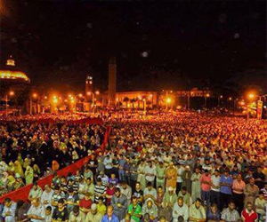   مصر اليوم - أنصار مرسي يؤدّون صلاة التراويح في أكبر ميادين الغردقة