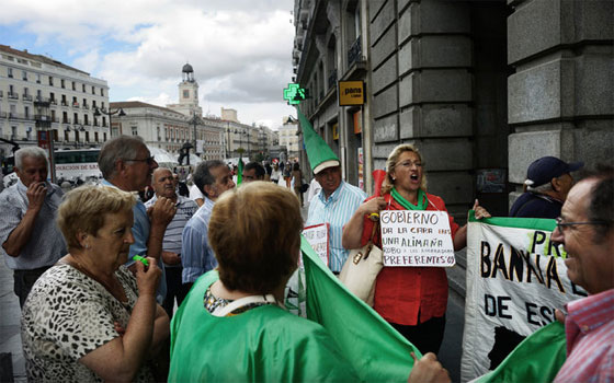 مصر اليوم - صغار المدخرين الإسبان يناضلون من أجل استرداد مُدَّخَراتِهم من البنوك