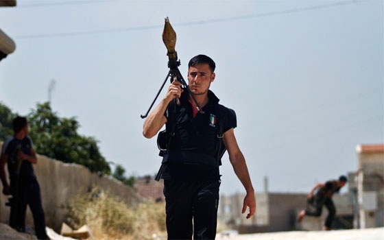   مصر اليوم - أبو الفضل العباس يؤكد أن تواجده لحماية المقام ولا يعنيه مصير النظام السوري