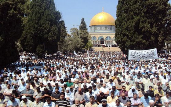   مصر اليوم - آلاف الفلسطينيين  يتجهون إلى الأقصى لأداء صلاة الجمعة الأولى في رمضان