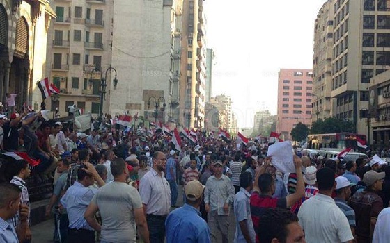   مصر اليوم - مؤيدو مرسي يعتصمون في ميدان رمسيس أمام مسجد الفتح