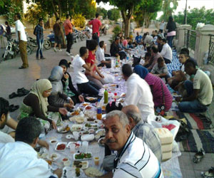   مصر اليوم - القوى الثورية تنظم إفطارًا جماعيًا أمام ديوان عام محافظة الأقصر