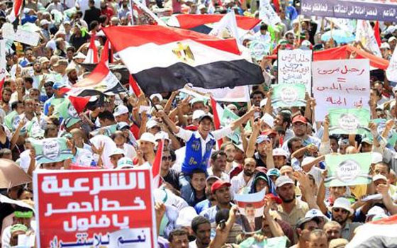   مصر اليوم - تزايد أعداد المتظاهرين في ميدان التحرير استعداداً لإفطار جماعي