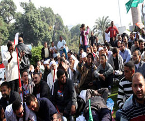   مصر اليوم - مواطنون في السويس يقذفون سيارة بالحجارة لتطاولها على السيسي