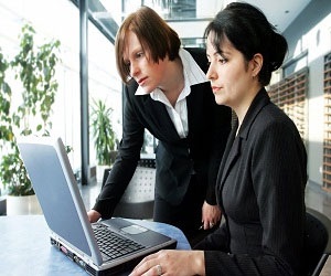   مصر اليوم - إندونيسيا : استبدال السكرتيرات الجميلات برجال