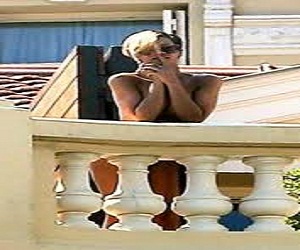 مصر اليوم - ريهانا تطل عارية من شرفة في موناكو