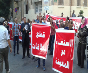   مصر اليوم - نشطاء الإسكندرية يتظاهرون أمام القنصلية الأميركية مطالبين بطرد السفيرة