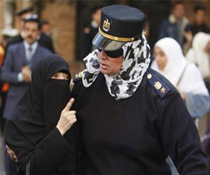   مصر اليوم - شرطيات للمرة الأولى في مطار القاهرة لفحص المنتقبات