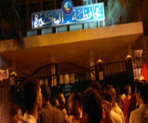   مصر اليوم - حالة من الكر والفر بين مؤيدي الرئيس المعزول ومعارضيه في شوارع دمنهور