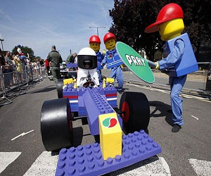   مصر اليوم - سباق للسيارات المصنوعة من صناديق الورق المقوى