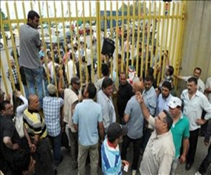   مصر اليوم - مياومو كهرباء لبنان يحرقون الدواليب على مداخلها