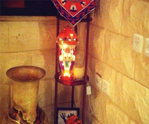   مصر اليوم - نساء الجنوب يُزيِّنَّ منازلهن بالتيزار والفوانيس الرمضانية