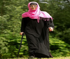   مصر اليوم - مرض جلدي يدفع إمرأة بريطانية لارتداء العباءة والحجاب