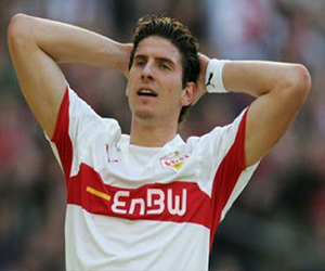   مصر اليوم - جماهير فيورنتينا الإيطالي تستقبل الألماني غوميز بهوس نجوم الروك