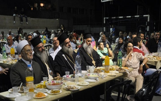   مصر اليوم - شهر رمضان يجمع المسلمين والمسيحيين في قطاع غزة على مائدة واحدة