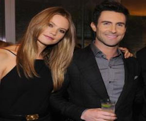   مصر اليوم - خطوبة نجم الروك الأميركي آدم ليفاين بعارضة أزياء