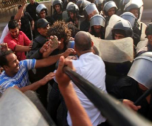   مصر اليوم - أنصار مرسي يشتبكون مع الأمن أمام مجلس الوزراء