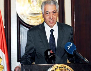   مصر اليوم - وزير المال يشجع المستثمرين ويدرس الملفات